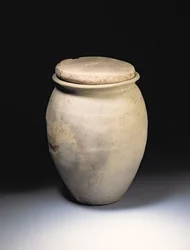 Urna de cremación con patrón de celosía, del sitio romano en Newstead, Melrose